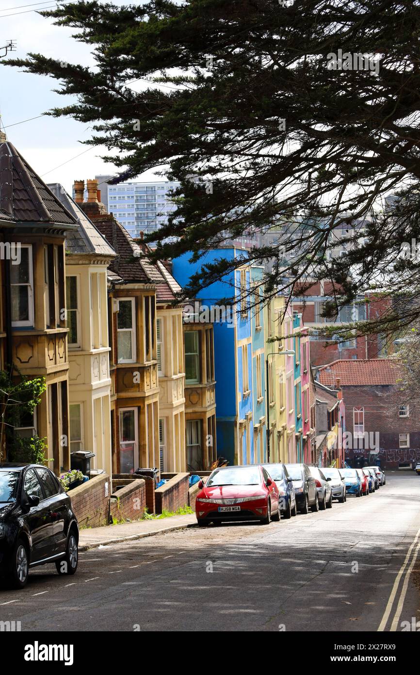 Bristol, Angleterre- 30 mars 2024 : Rue étroite avec des maisons colorées dans le quartier d'Eastville dans la ville de Bristol Banque D'Images