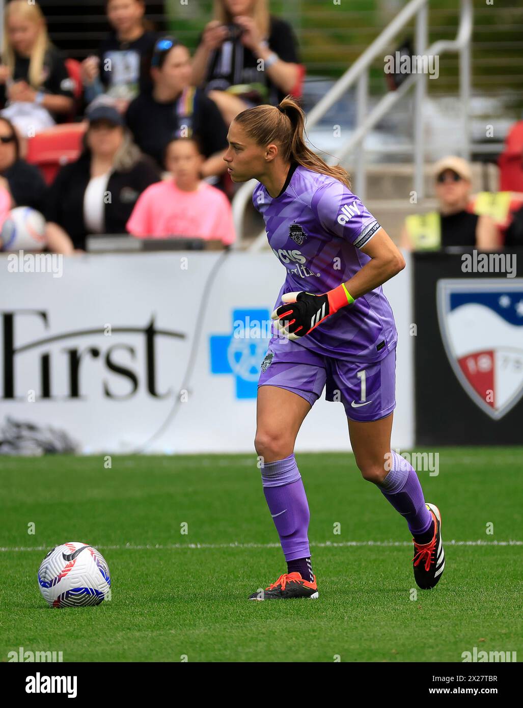 Washington DC, États-Unis. 20 avril 2024. Gardien de but Washington Spirit (1) Aubrey Kingsbury cherche à envoyer le ballon sur le terrain lors d'un match de football NWSL entre le Washington Spirit et le NJ/NY Gotham FC à Audi Field à Washington DC. Justin Cooper/CSM (image crédit : © Justin Cooper/Cal Sport Media). Crédit : csm/Alamy Live News Banque D'Images