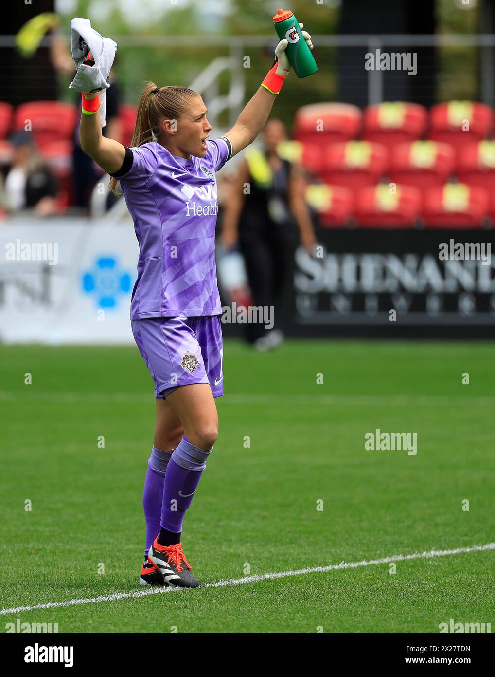 Washington DC, États-Unis. 20 avril 2024. Gardien de but Washington Spirit (1) Aubrey Kingsbury enflamme la foule avant un match de football NWSL entre les Washington Spirit et le NJ/NY Gotham FC à Audi Field à Washington DC. Justin Cooper/CSM/Alamy Live News Banque D'Images