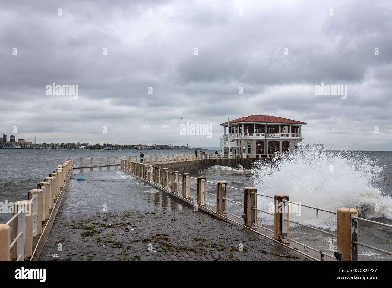 Des vagues ont vu monter et frapper la jetée de Moda, un service de ferry à Istanbul, Türkiye. Les gens ont connu des moments difficiles car les fortes pluies ont fait leurs ravages à Istanbul. Banque D'Images