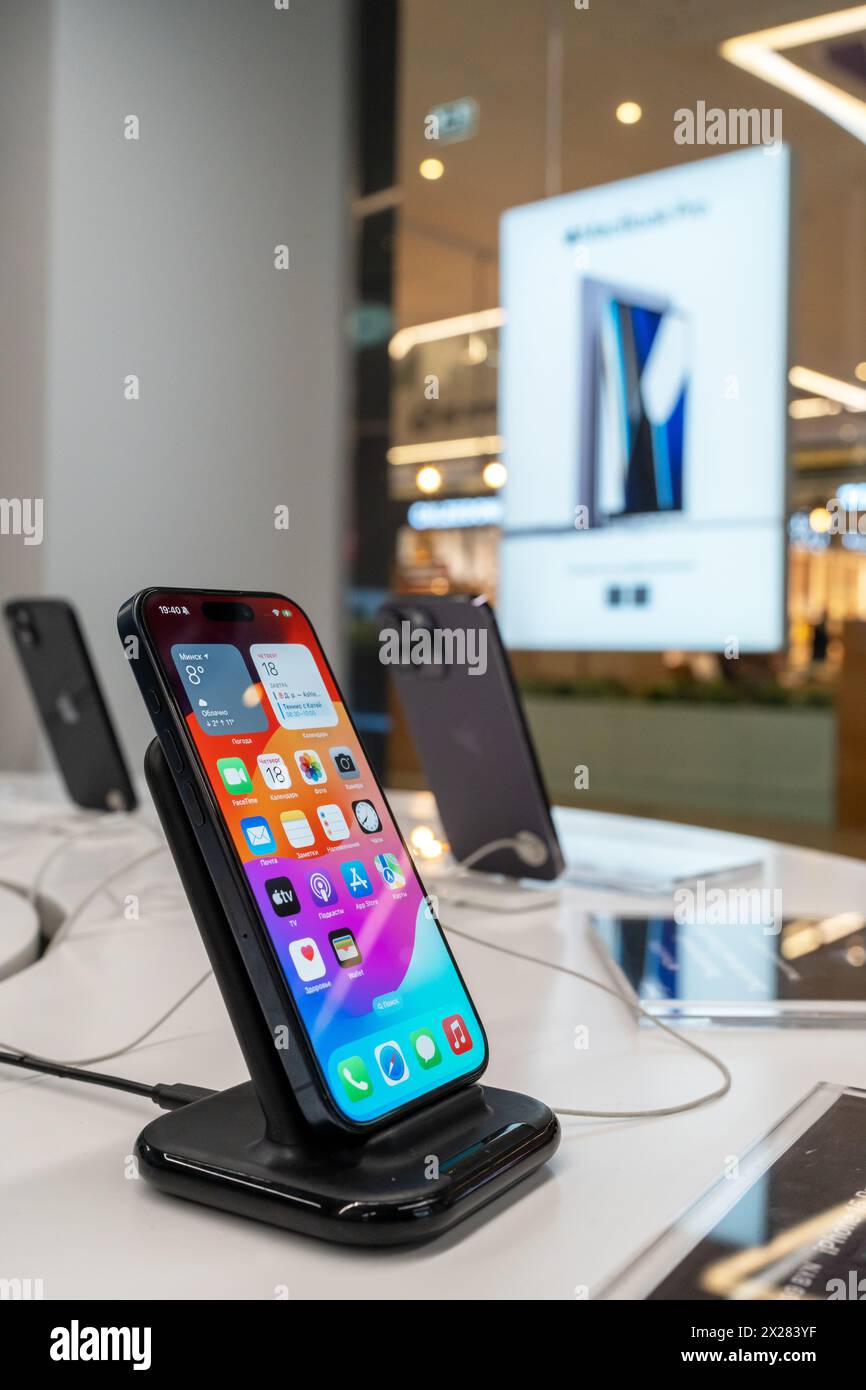Un nouvel iPhone 15 Pro est exposé dans l'Apple Store. Minsk, Biélorussie - 18 avril 2024 Banque D'Images