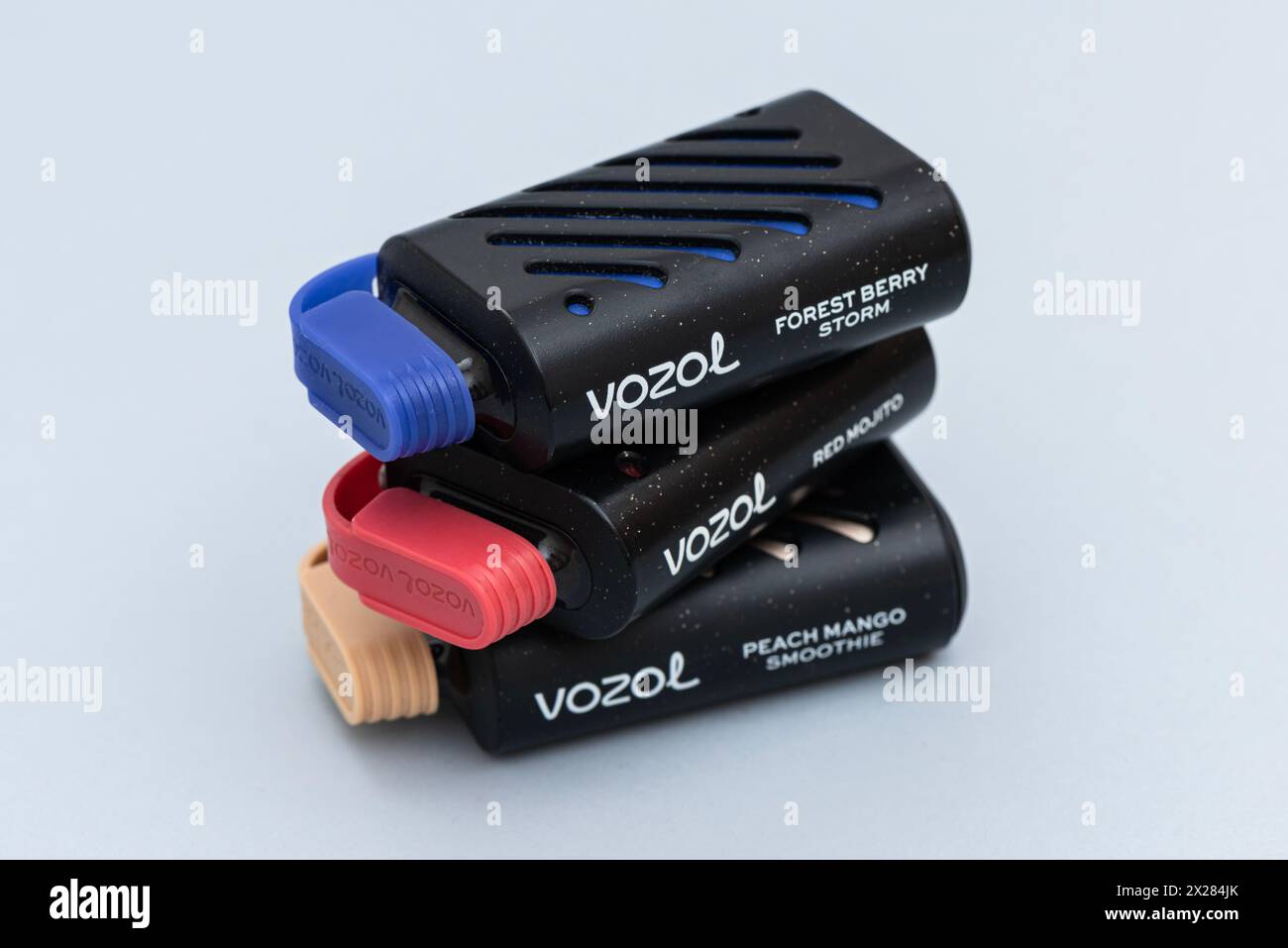 ISTANBUL, TURQUIE - 9 AVRIL 2024 : machine  fumer lectronique Vozol. La cigarette  lectronique (e-cigarette en abrg) est un appareil lectronique Photo  Stock - Alamy