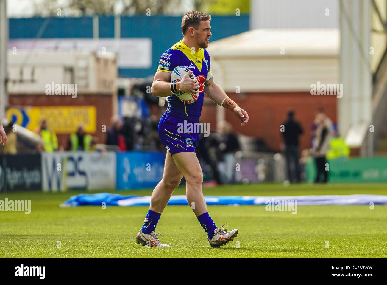 Warrington, Cheshire, Royaume-Uni. 20 avril 2024. Super League Rugby : Warrington Wolves vs Leigh Leopards au stade Halliwell Jones. Matt Dufty portant le ballon pendant l'échauffement d'avant-match de la ronde 8. Crédit James Giblin/Alamy Live News. Banque D'Images