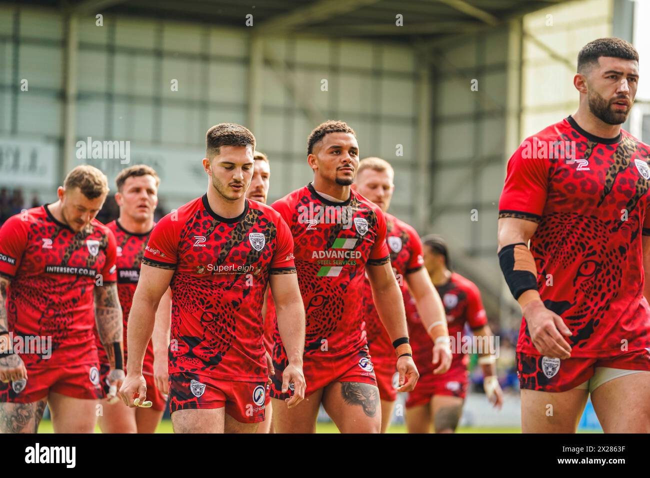 Warrington, Cheshire, Royaume-Uni. 20 avril 2024. Super League Rugby : Warrington Wolves vs Leigh Leopards au stade Halliwell Jones. Leigh Leopards équipe quittant le terrain après leur échauffement. Crédit James Giblin/Alamy Live News. Banque D'Images