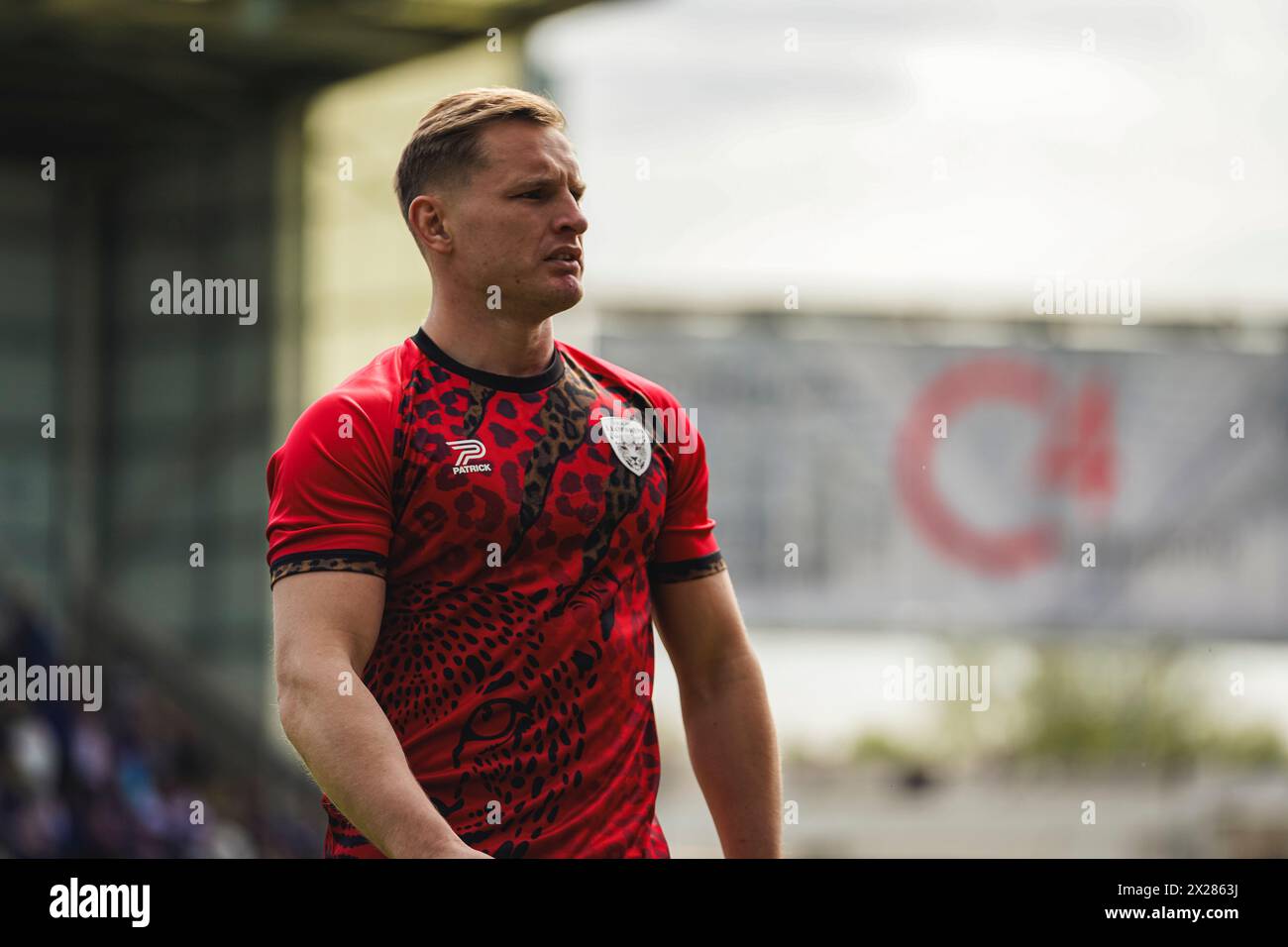 Warrington, Cheshire, Royaume-Uni. 20 avril 2024. Super League Rugby : Warrington Wolves vs Leigh Leopards au stade Halliwell Jones. BRAD DWYER quitte le terrain pour se préparer au coup d'envoi. Crédit James Giblin/Alamy Live News. Banque D'Images