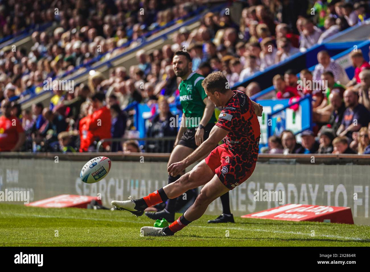 Warrington, Cheshire, Royaume-Uni. 20 avril 2024. Super League Rugby : Warrington Wolves vs Leigh Leopards au stade Halliwell Jones. MATT MOYLAN glisse alors qu'il prend le coup de pied au but. Crédit James Giblin/Alamy Live News. Banque D'Images