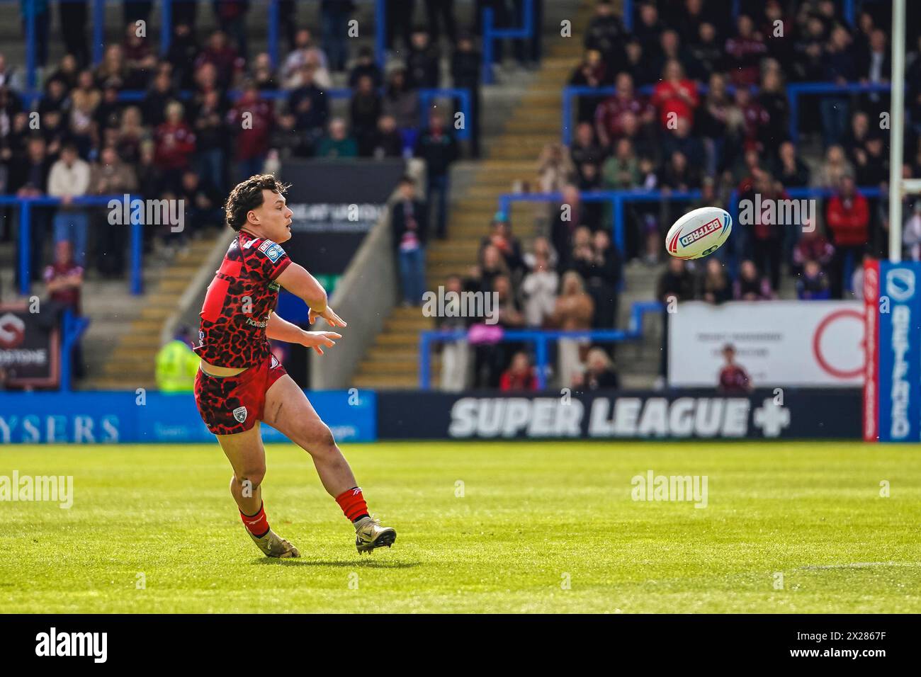 Warrington, Cheshire, Royaume-Uni. 20 avril 2024. Super League Rugby : Warrington Wolves vs Leigh Leopards au stade Halliwell Jones. LACHLAN LAM faisant la longue passe à l'extérieur. Crédit James Giblin/Alamy Live News. Banque D'Images