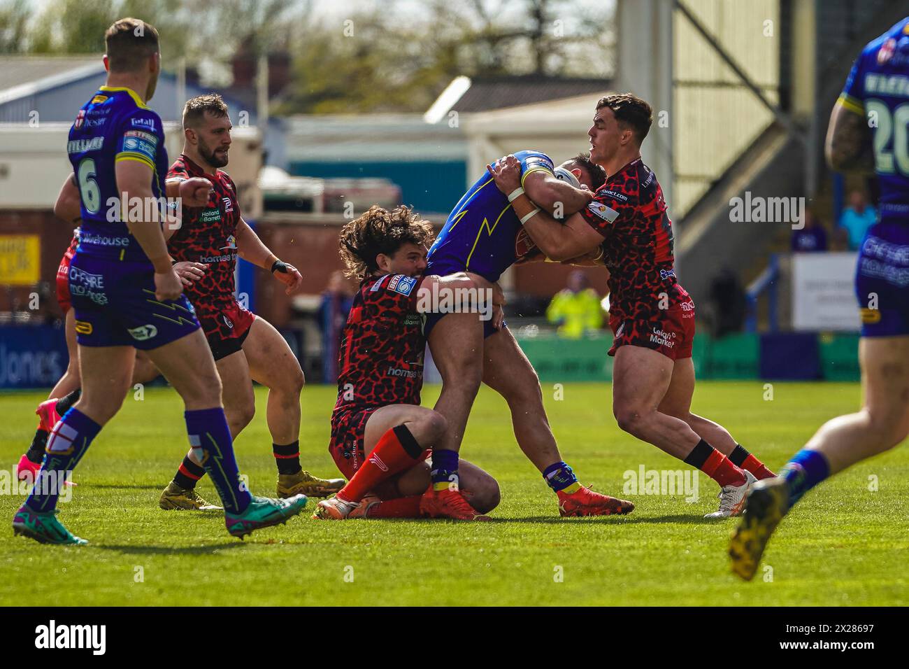 Warrington, Cheshire, Royaume-Uni. 20 avril 2024. Super League Rugby : Warrington Wolves vs Leigh Leopards au stade Halliwell Jones. KAI O'DONNELL et ROBBIE MULHERN attaquent le joueur de Warrington. Crédit James Giblin/Alamy Live News. Banque D'Images