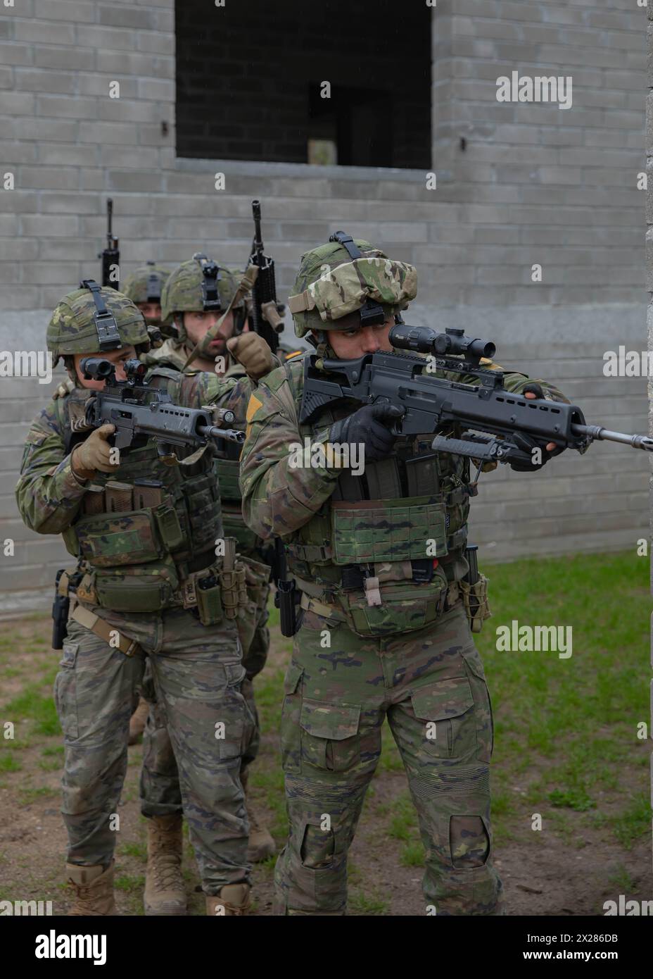 Ejército de Tierra (Armée espagnole) infanterie affectés au peloton Recon, bataillon d'infanterie protégé 'San Quintín' I/3, Brigada 'Galicia' VII, effectuent une formation de pile sur une porte lors d'un exercice de combat urbain à Saber Strike 24 sur le terrain d'entraînement de Bemowo Piskie, Pologne, le 19 avril 2024. L'armée espagnole est l'une des plus anciennes armées actives, datant de la fin du XVe siècle. DEFENDER est l'emploi dynamique des forces en Europe pour la dissuasion de l'OTAN et la préparation renforcée, et est un exercice programmé par le Commandement européen des États-Unis, mené par l'armée américaine en Europe et en Afrique qui consiste en Saber Strike, Banque D'Images