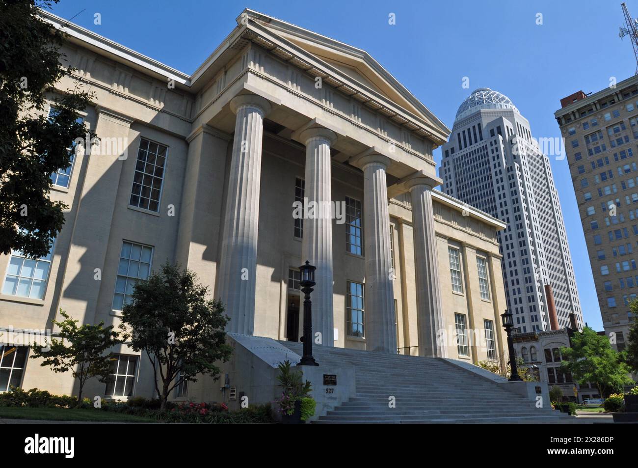 Historique Louisville Metro Hall, anciennement Jefferson County court House, et la tour West Market de 400, le plus haut bâtiment du Kentucky. Banque D'Images