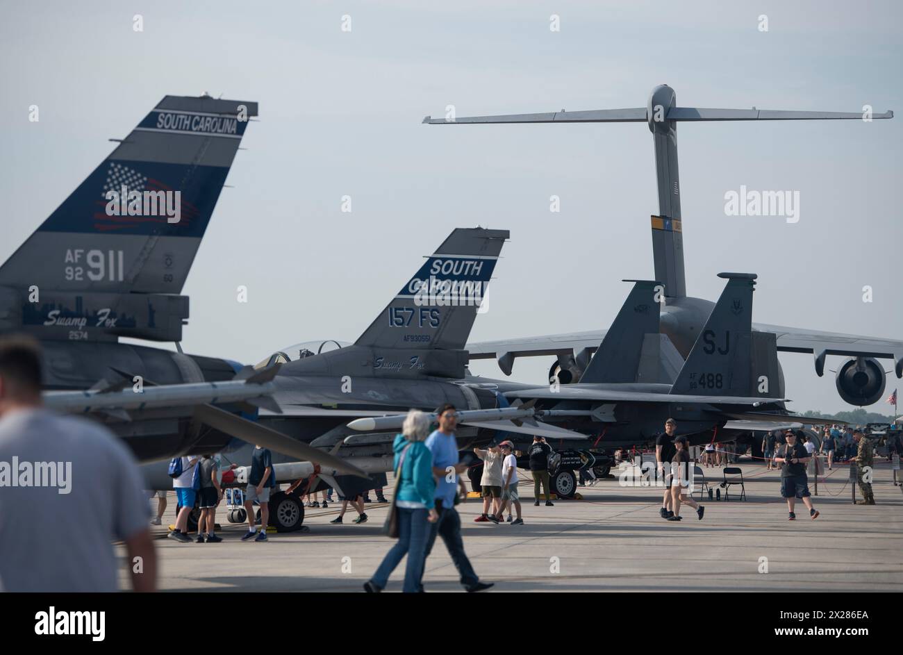 Les participants au salon aéronautique de Charleston visitent des expositions statiques à joint base Charleston, Caroline du Sud, le 20 avril 2024. Le spectacle aérien a offert plus de 50 démonstrations et expositions, y compris des expositions de sciences, de technologie, d'ingénierie et de mathématiques, des avions à affichage statique et des démonstrations aériennes. (Photo de l'US Air Force par le sergent d'état-major Ashley N. Mikaio) Banque D'Images