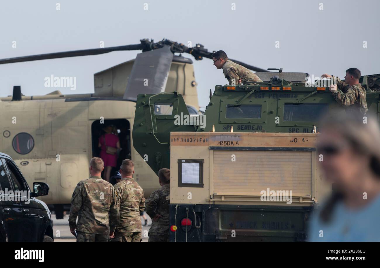 Les aviateurs de l'US Air Force sont assis à l'intérieur d'un des écrans statiques lors du salon aérien de Charleston à joint base Charleston, Caroline du Sud, le 20 avril 2024. Le spectacle aérien a offert plus de 50 démonstrations et expositions, y compris des expositions de sciences, de technologie, d'ingénierie et de mathématiques, des avions à affichage statique et des démonstrations aériennes. (Photo de l'US Air Force par le sergent d'état-major Ashley N. Mikaio) Banque D'Images