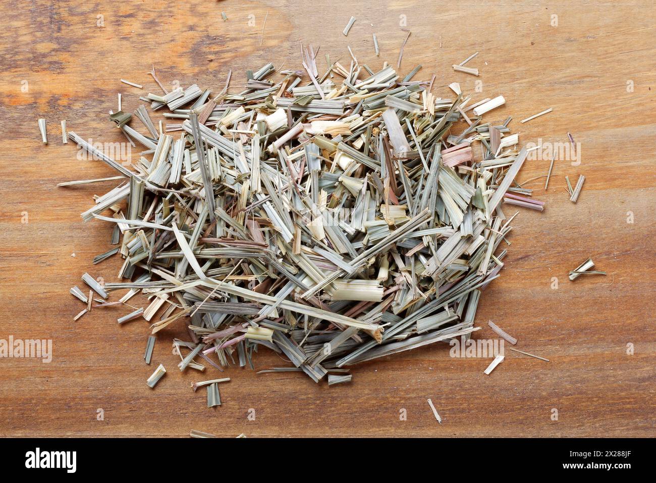 portion de citronnelle biologique séchée sur une table en bois rustique. vue rapprochée Banque D'Images