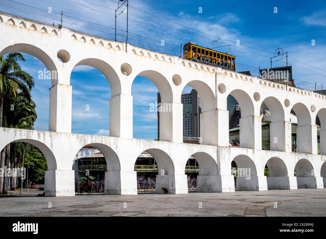 Un tramway passe au-dessus de l'Arcos da Lapa (aqueduc Carioca), Rio de Janeiro, État de Rio de Janeiro, Brésil. Banque D'Images