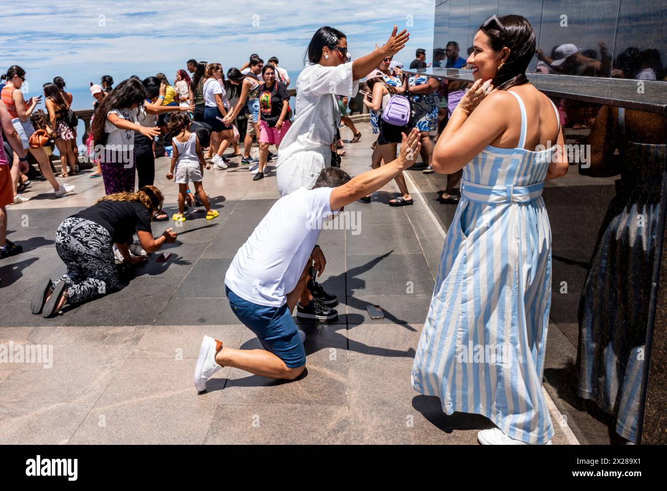 Touristes/visiteurs posant pour Une photo à la statue du Christ Rédempteur, Rio de Janeiro, Brésil. Banque D'Images