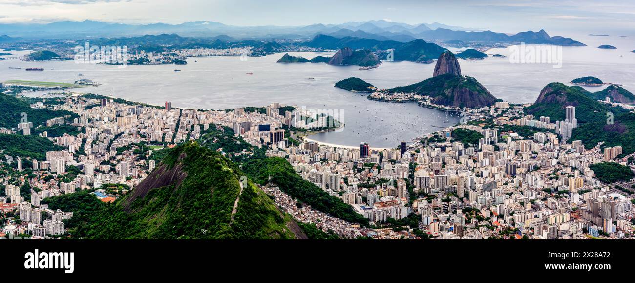 Vue de la ville de Rio de Janeiro depuis Corcovado vers Sugarloaf Mountain, Rio de Janeiro, Brésil. Banque D'Images