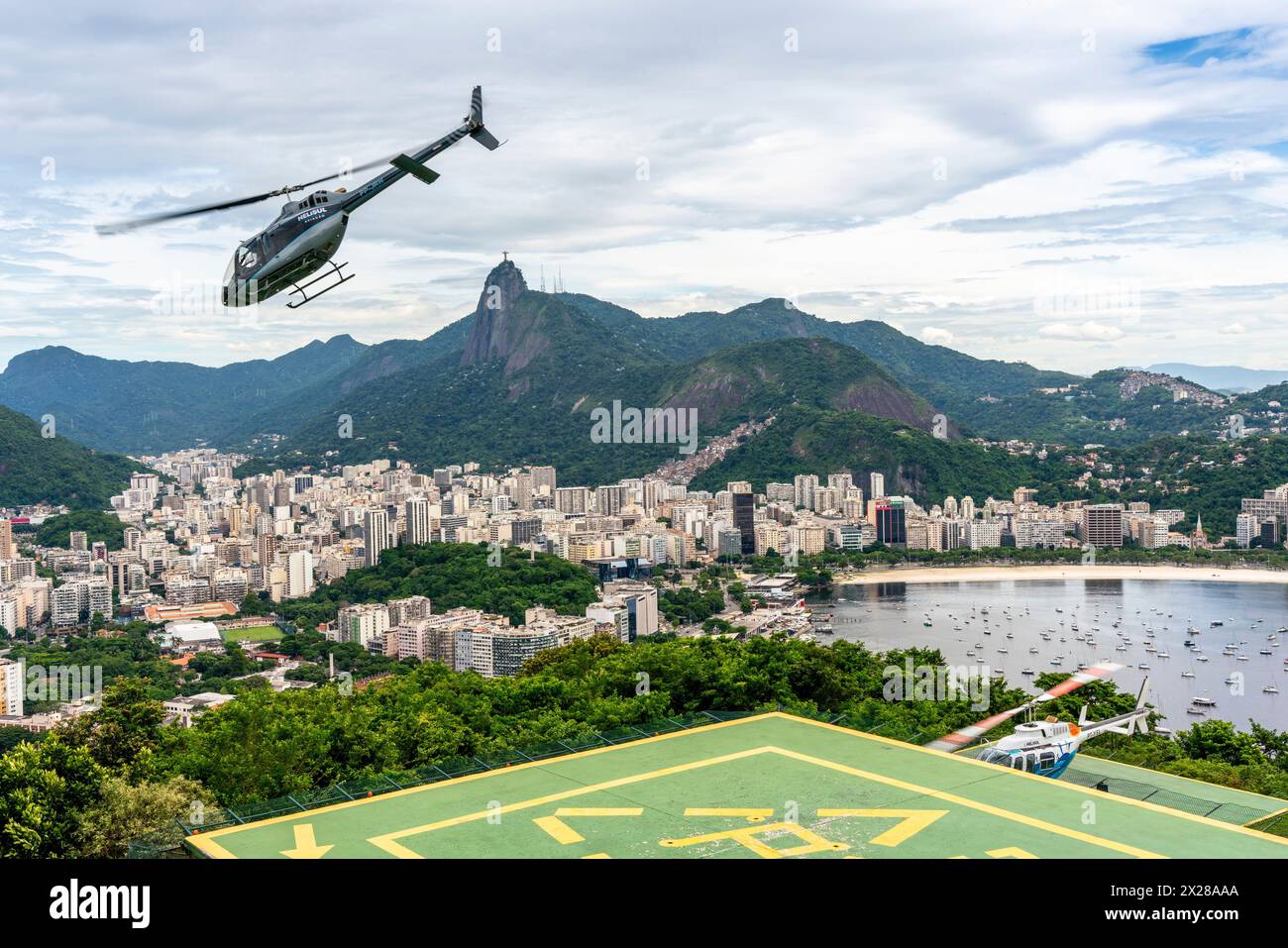 Touristes / visiteurs prennent Un tour en hélicoptère pour voir la statue du Christ Rédempteur, Rio de Janeiro, Brésil. Banque D'Images