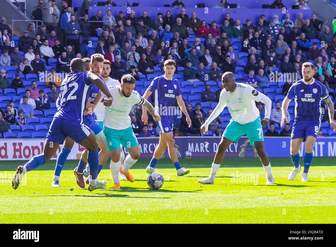 Cardiff, Royaume-Uni. 20 avril 2024. Adam Armstrong de Southampton sous la pression de Cardiff Defenders lors du match de championnat EFL Skybet, Cardiff City v Southampton au Cardiff City Stadium de Cardiff, pays de Galles, samedi 20 avril 2024. Cette image ne peut être utilisée qu'à des fins éditoriales. Usage éditorial uniquement, photo par crédit : Andrew Orchard sports Photography/Alamy Live News Banque D'Images