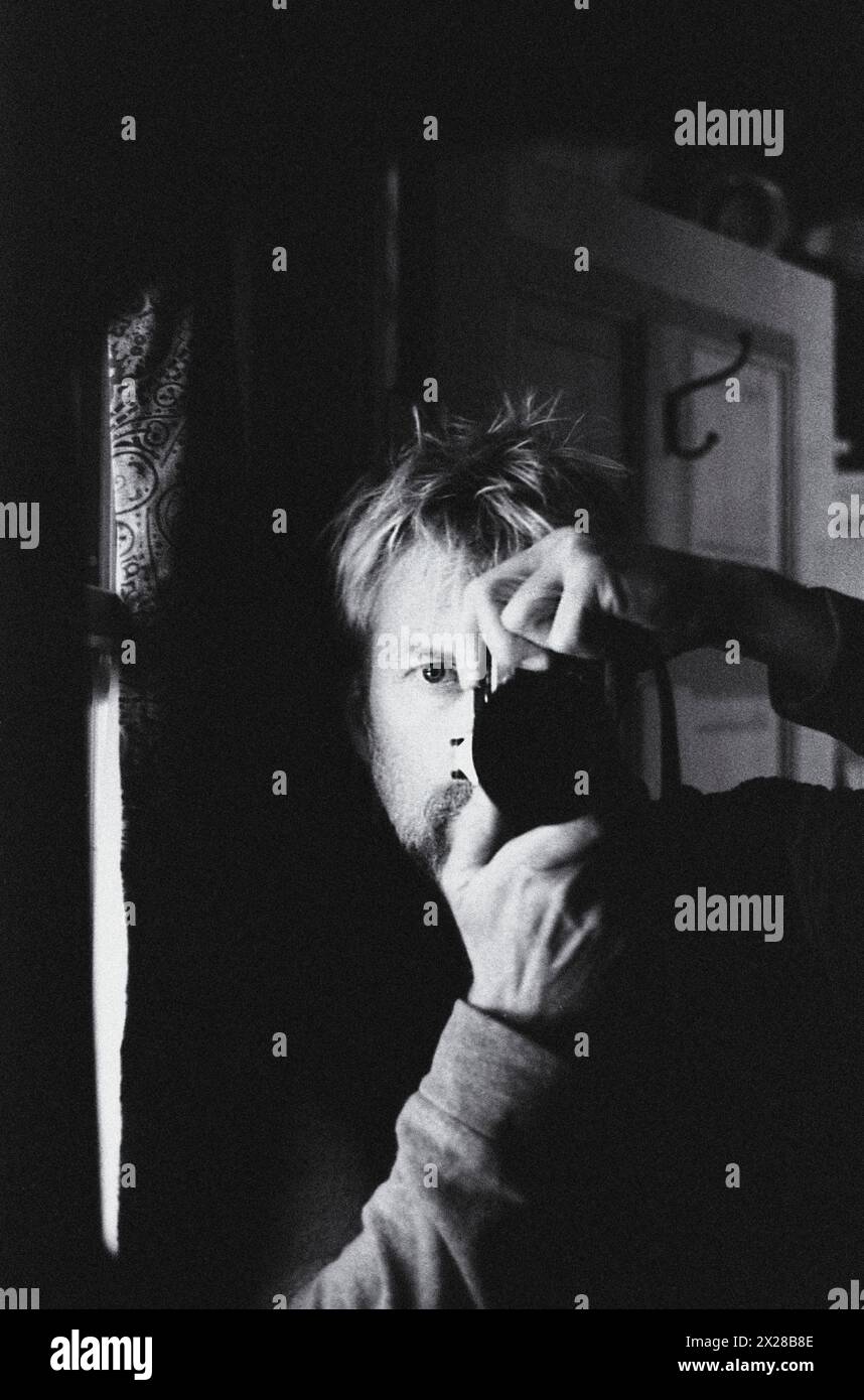 Homme prenant une photo d'autoportrait dans le miroir Banque D'Images