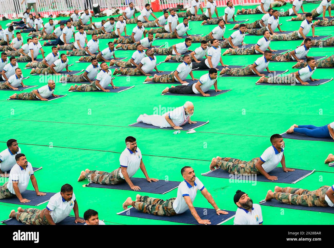 Ranchi, Inde. 21 juin 2019. Le premier ministre indien Narendra Modi participe à une manifestation de yoga de masse marquant la 5ème Journée internationale du yoga à l’école Prabhat Tara Maidan, le 21 juin 2019 à Ranchi, Jharkhand, Inde. Crédit : PIB photo/Press information Bureau/Alamy Live News Banque D'Images