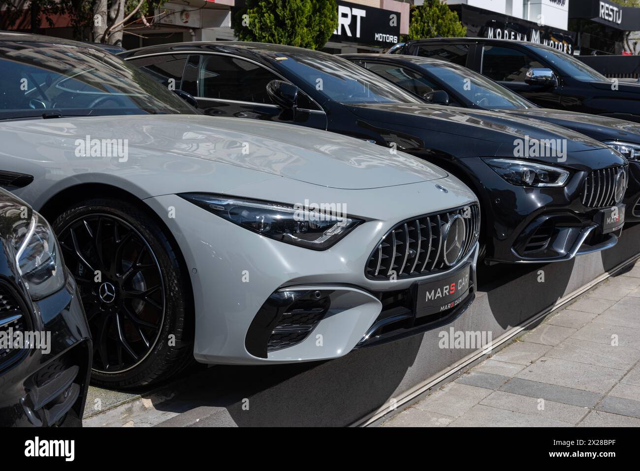 ISTANBUL, TURQUIE - 12 AVRIL 2024 : Mercedes Benz SL43 AMG dans le showroom. Banque D'Images