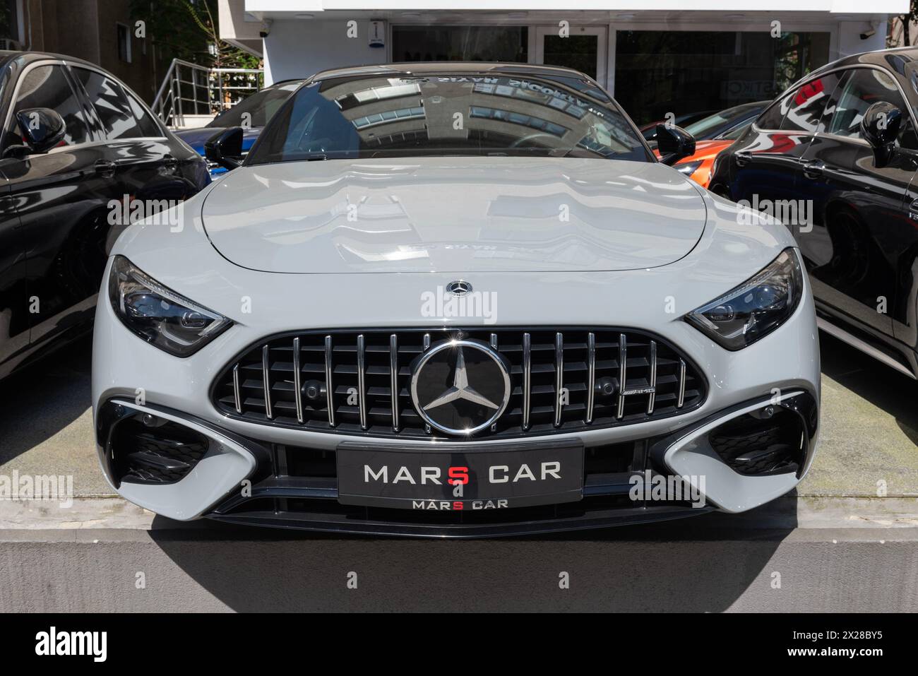 ISTANBUL, TURQUIE - 12 AVRIL 2024 : Mercedes Benz SL43 AMG dans le showroom. Banque D'Images