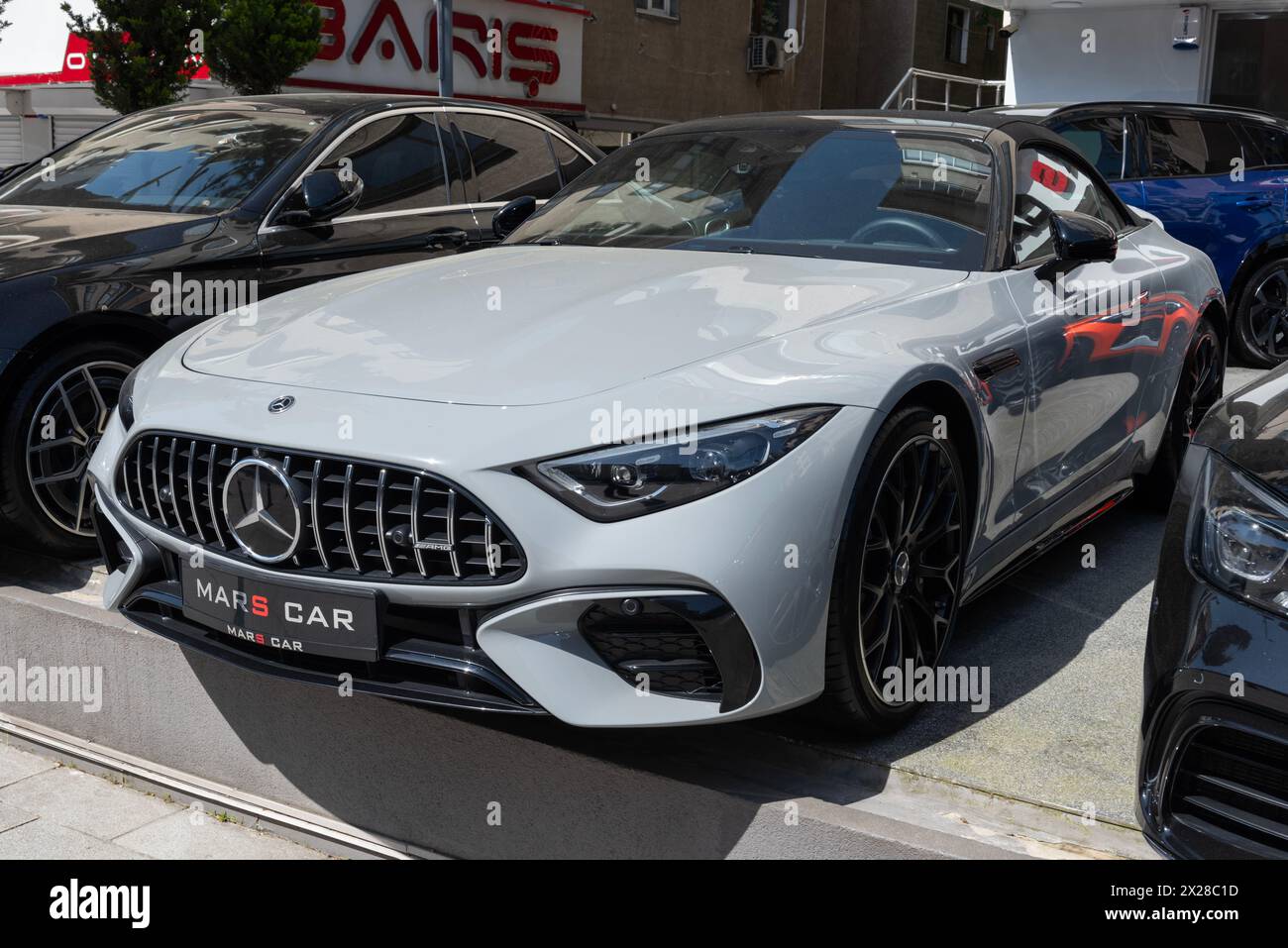 ISTANBUL, TURQUIE - 12 AVRIL 2024 : Mercedes Benz SL43 AMG dans le showroom. Banque D'Images