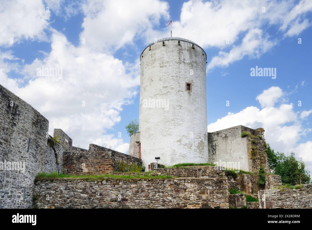 les ruines du château médiéval de reifferscheid dans l'eifel avec sa tour peinte en blanc en maçonnerie de pierre de quarrystone Banque D'Images