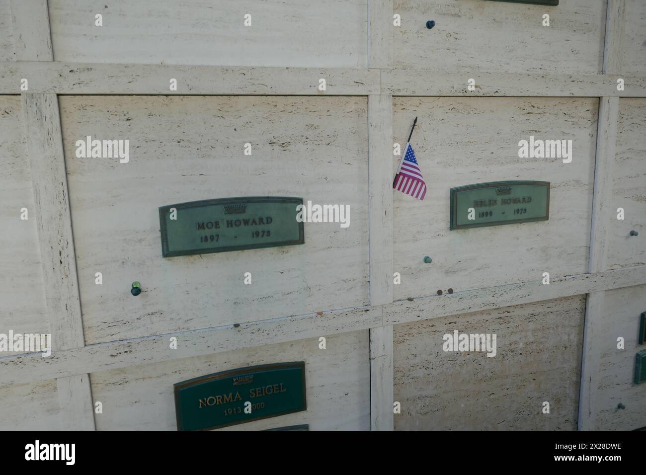 Culver City, Californie, USA 18 avril 2024 comédien Moe Howard grave, alias Moses Harry Horwitz au Hillside Memorial Park le 18 avril 2024 à Culver City, Californie, USA. Photo de Barry King/Alamy Stock photo Banque D'Images