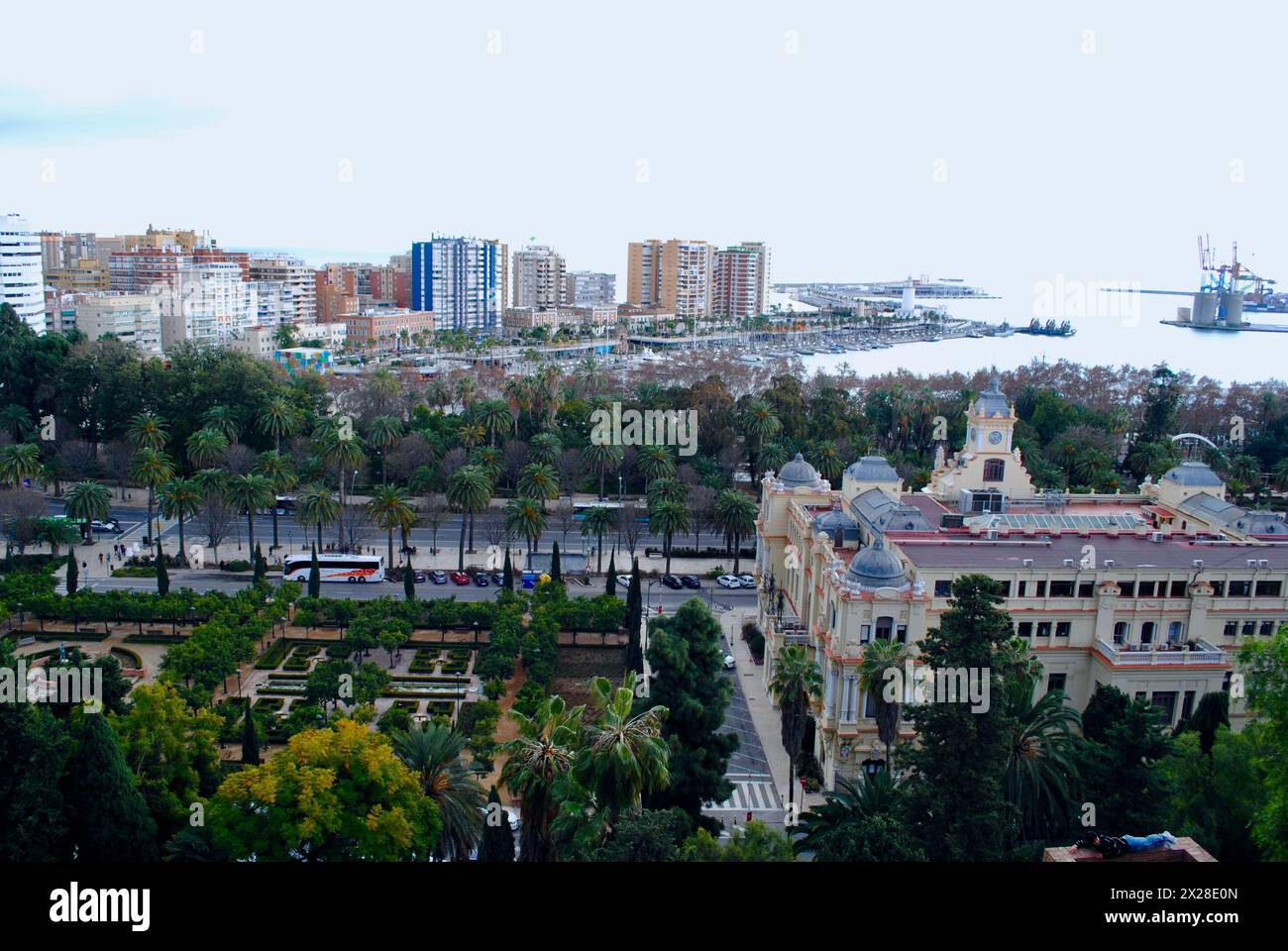Hôtel de ville de Malaga avec le port et la mer Méditerranée en arrière-plan, Malaga, Espagne Banque D'Images