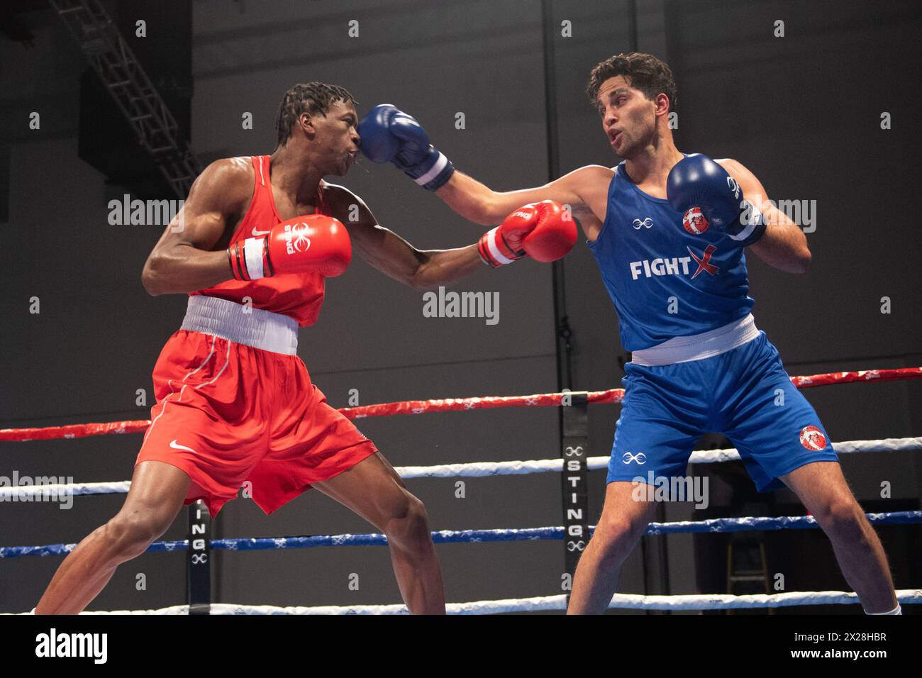 Pueblo, Colorado, États-Unis. 20 avril 2024. Le danois Nikolai Terteryan échange des coups de poing avec Keon Davis des États-Unis (Rouge) et remporte le championnat masculin des 71 kg. Crédit : Casey B. Gibson/Alamy Live News Banque D'Images