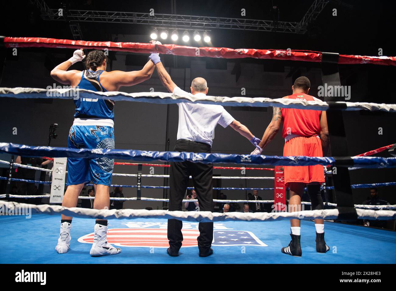 Pueblo, Colorado, États-Unis. 20 avril 2024. L'australienne Teremoana Teremoana(Bleu) a écrasé Abner Teixeira du Brésil(Rouge) avant que l'arbitre arrête le combat au premier tour du combat de championnat des 92 kg. Crédit : Casey B. Gibson/Alamy Live News Banque D'Images