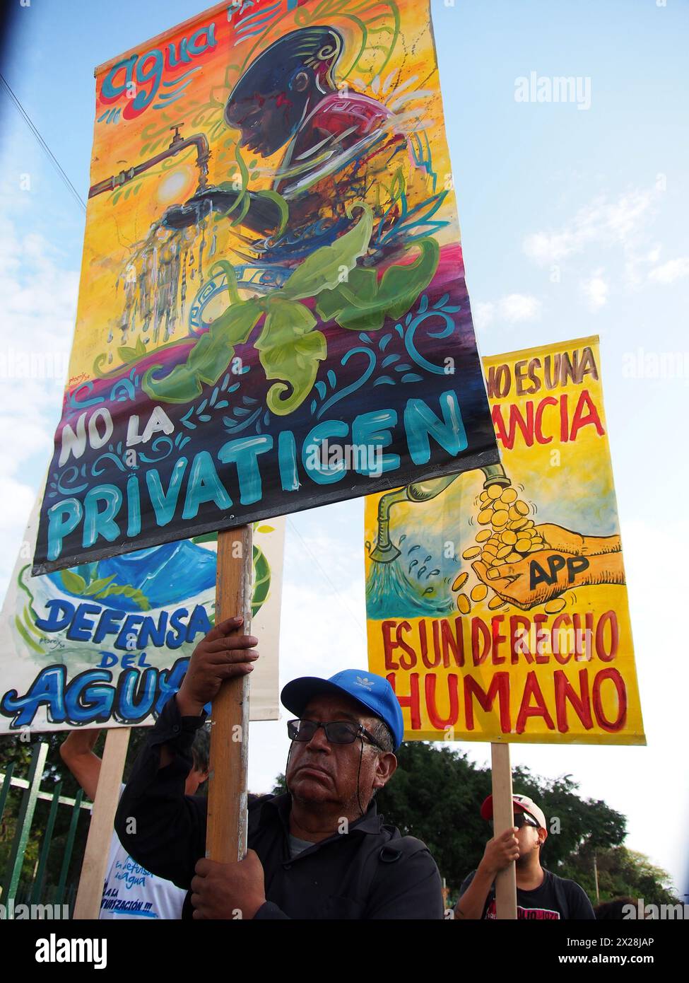 Lima, Pérou. 20 avril 2024. Des panneaux disant "non à la privatisation de l'eau" peuvent être lus lorsque des dizaines de manifestants et d'écologistes sont descendus dans les rues, manifestant pour les récentes modifications de la loi forestière qui faciliteraient la déforestation de l'Amazonie et l'exploitation forestière illégale crédit : Fotoholica Press Agency/Alamy Live News Banque D'Images