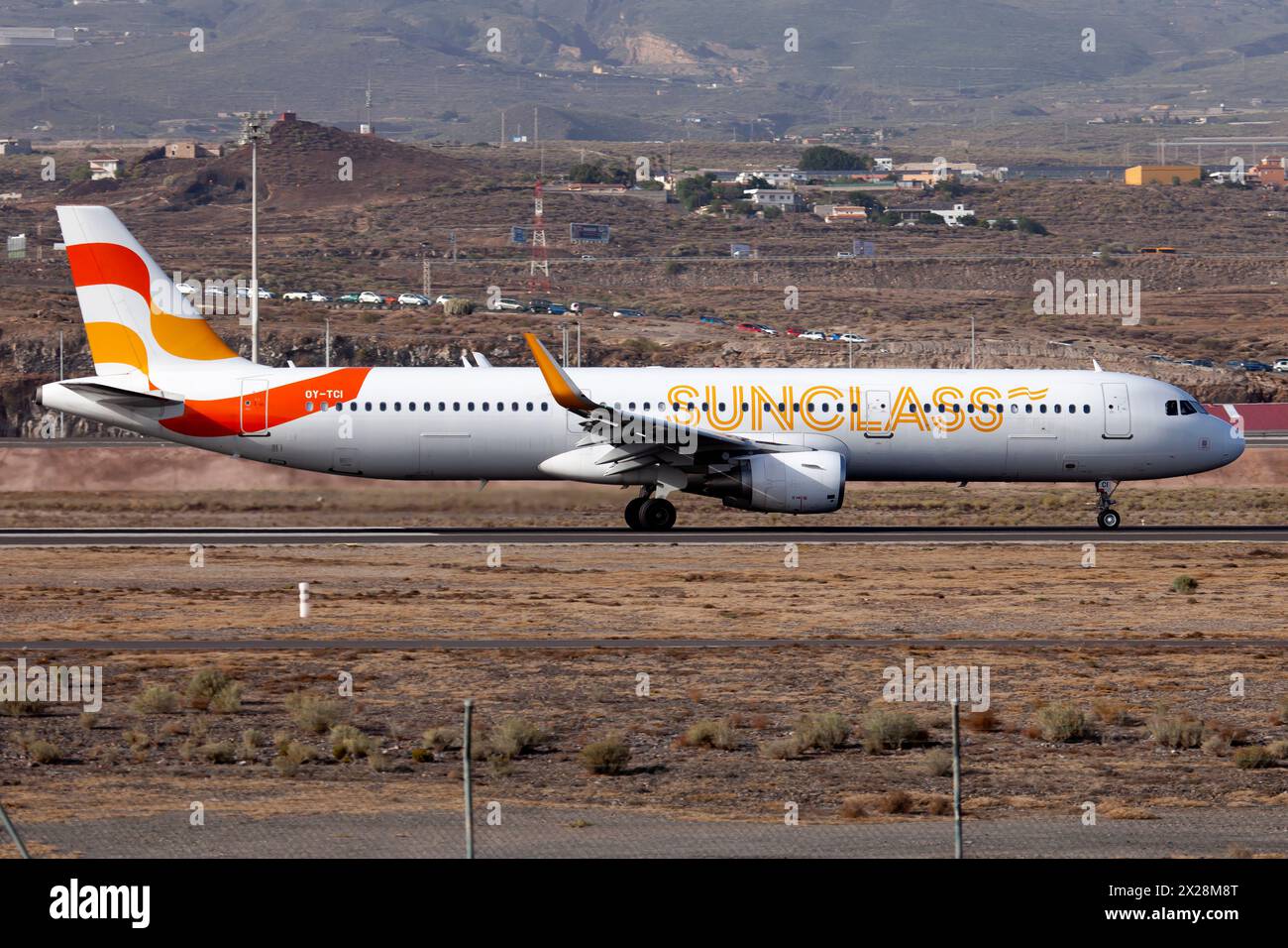 Un Airbus 321 de Sunclass Airlines vient d'atterrir à l'aéroport de Tenerife sur-Reina. Sunclass Airlines est une compagnie aérienne charter danoise fondée en 1994. La compagnie aérienne opère de nombreux vols à partir de villes norvégiennes et suédoises ainsi qu'à partir du Danemark et de la Finlande. Il est affilié à Ving Group, un tour opérateur nordique Banque D'Images