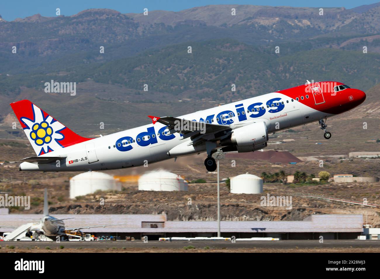 Tenerife, Espagne. 17 novembre 2023. Un Edelweiss Air Airbus 320 décollant de l'aéroport de Tenerife sur-Reina. Edelweiss est une compagnie aérienne suisse de voyages d'agrément basée à Zurich. C'est une société sœur de Swiss International Air Lines et membre du groupe Lufthansa. (Crédit image : © Fabrizio Gandolfo/SOPA images via ZUMA Press Wire) USAGE ÉDITORIAL SEULEMENT! Non destiné à UN USAGE commercial ! Banque D'Images