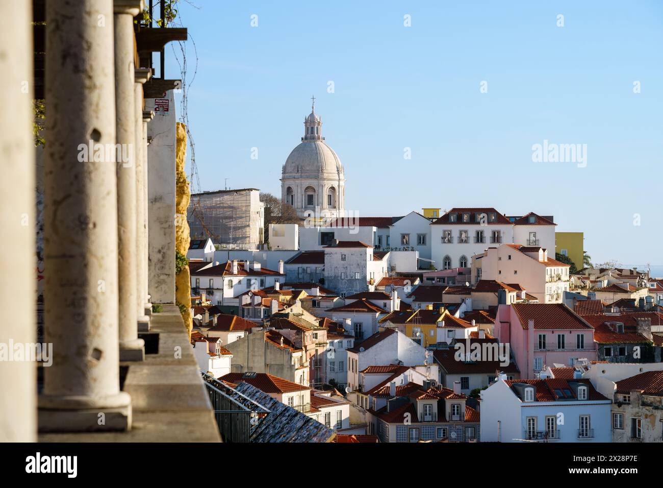 Lisbonne, Portugal. 1 février 2024 - vue depuis Miradouro de Santa Luzia vers l'église de Santa Engracia Banque D'Images