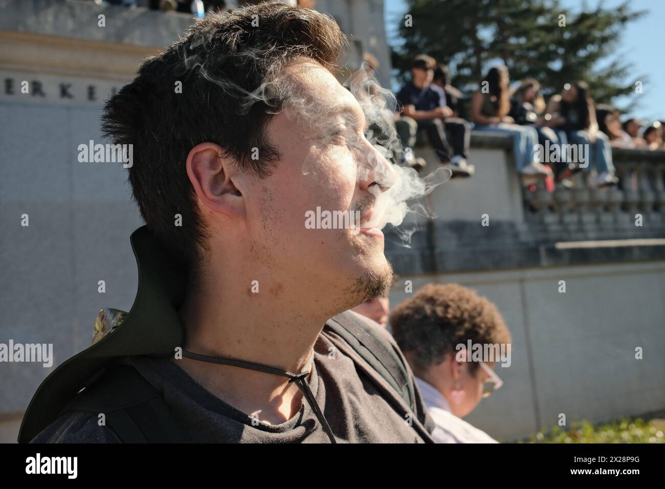 Berkeley, États-Unis. 20 avril 2024. Un homme fume à Memorial Glade sur le campus de l'UC Berkeley. Le 20 avril est connu comme la Journée de la marijuana aux États-Unis d'Amérique et les gens célèbrent en fumant à 16h20 chaque année. Sur le campus de Berkeley de l'Université de Californie, des milliers de personnes se sont rassemblées pour célébrer la Journée de la marijuana. La plupart des gens qui célèbrent ici sont les étudiants de l'Université de Californie. Les gens ici comptent à rebours et fument ensemble à 16h20 le 20 avril. Crédit : SOPA images Limited/Alamy Live News Banque D'Images