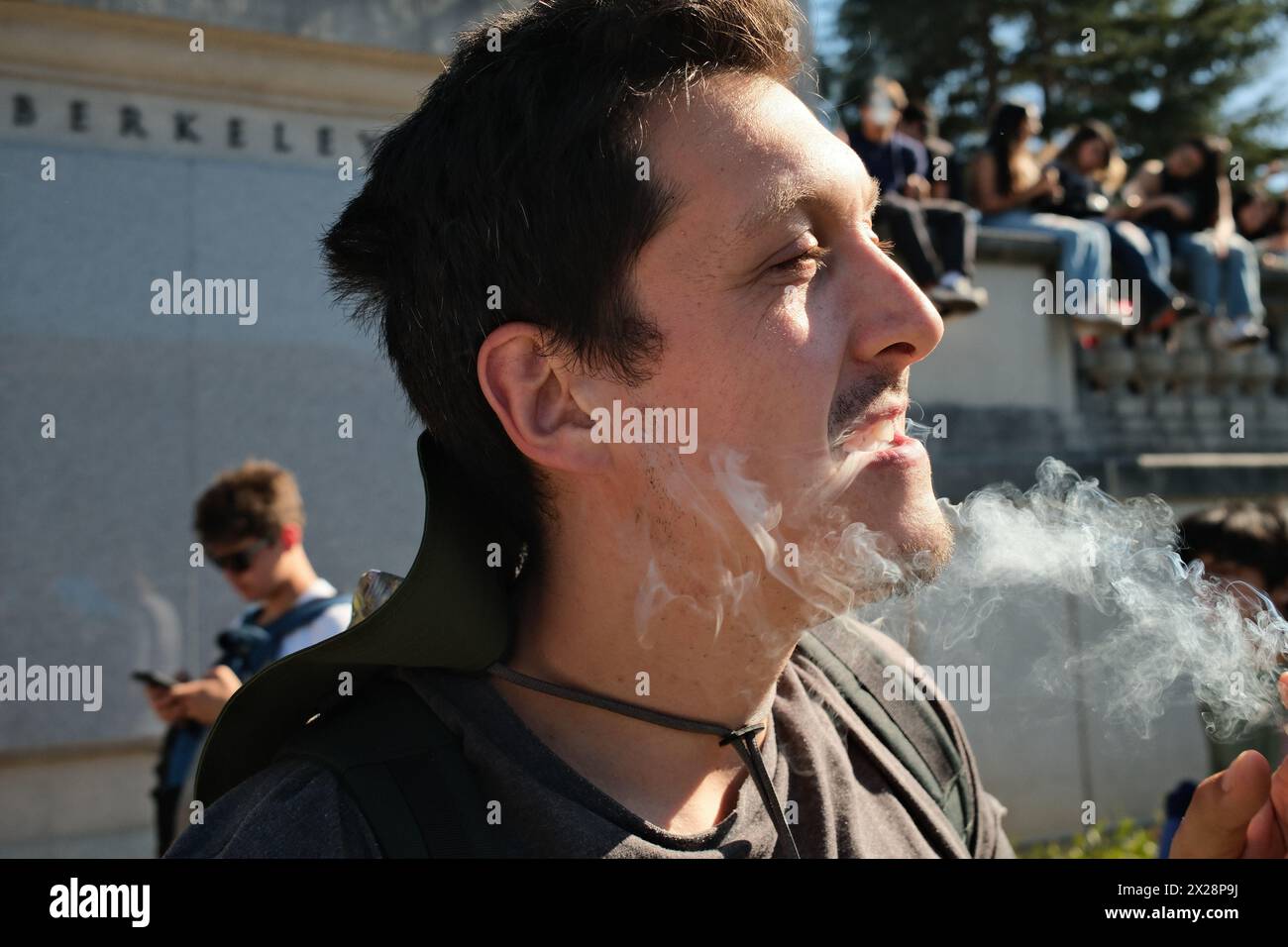 Berkeley, États-Unis. 20 avril 2024. Un homme fume à Memorial Glade sur le campus de l'UC Berkeley. Le 20 avril est connu comme la Journée de la marijuana aux États-Unis d'Amérique et les gens célèbrent en fumant à 16h20 chaque année. Sur le campus de Berkeley de l'Université de Californie, des milliers de personnes se sont rassemblées pour célébrer la Journée de la marijuana. La plupart des gens qui célèbrent ici sont les étudiants de l'Université de Californie. Les gens ici comptent à rebours et fument ensemble à 16h20 le 20 avril. Crédit : SOPA images Limited/Alamy Live News Banque D'Images