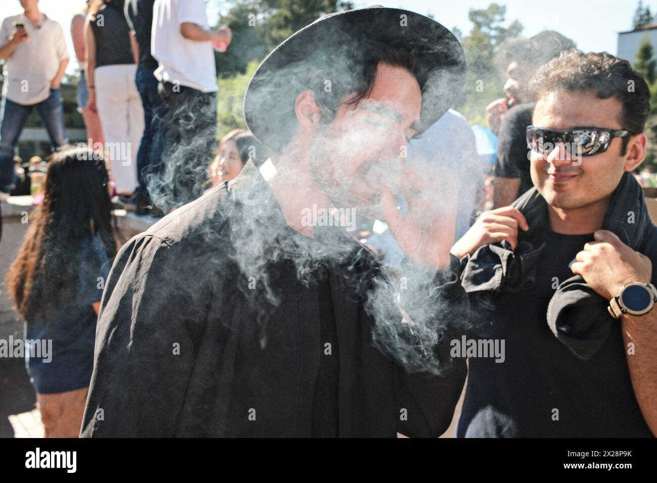Berkeley, États-Unis. 20 avril 2024. Un homme fume à Memorial Glade sur le campus de l'UC Berkeley. Le 20 avril est connu comme la Journée de la marijuana aux États-Unis d'Amérique et les gens célèbrent en fumant à 16h20 chaque année. Sur le campus de Berkeley de l'Université de Californie, des milliers de personnes se sont rassemblées pour célébrer la Journée de la marijuana. La plupart des gens qui célèbrent ici sont les étudiants de l'Université de Californie. Les gens ici comptent à rebours et fument ensemble à 16h20 le 20 avril. Crédit : SOPA images Limited/Alamy Live News Banque D'Images