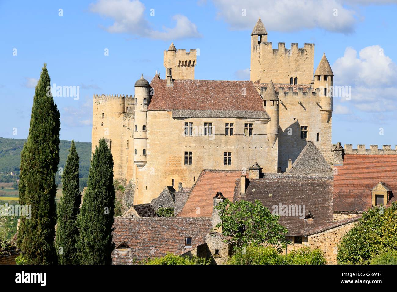 Le château fort de Beynac en Périgord Noir. Architecture, histoire, moyen âge, voyage dans le passé, tourisme. Beynac est classé parmi les Mo Banque D'Images
