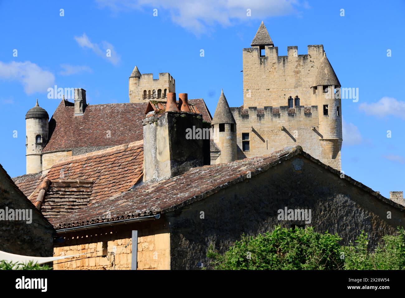 Le château fort de Beynac en Périgord Noir. Architecture, histoire, moyen âge, voyage dans le passé, tourisme. Beynac est classé parmi les Mo Banque D'Images