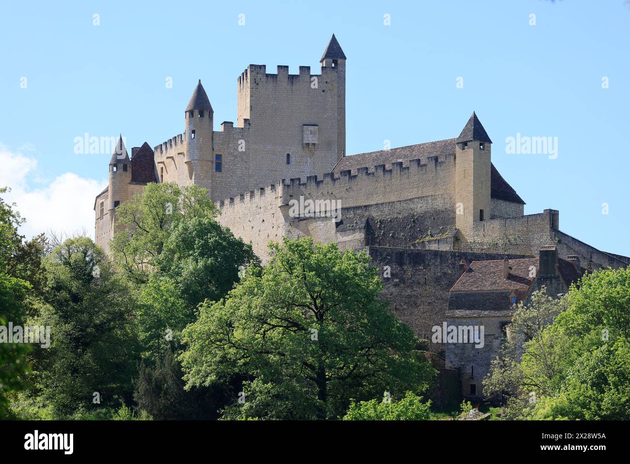 Le château fort de Beynac en Périgord Noir. Architecture, histoire, moyen âge, voyage dans le passé, tourisme. Beynac est classé parmi les Mo Banque D'Images