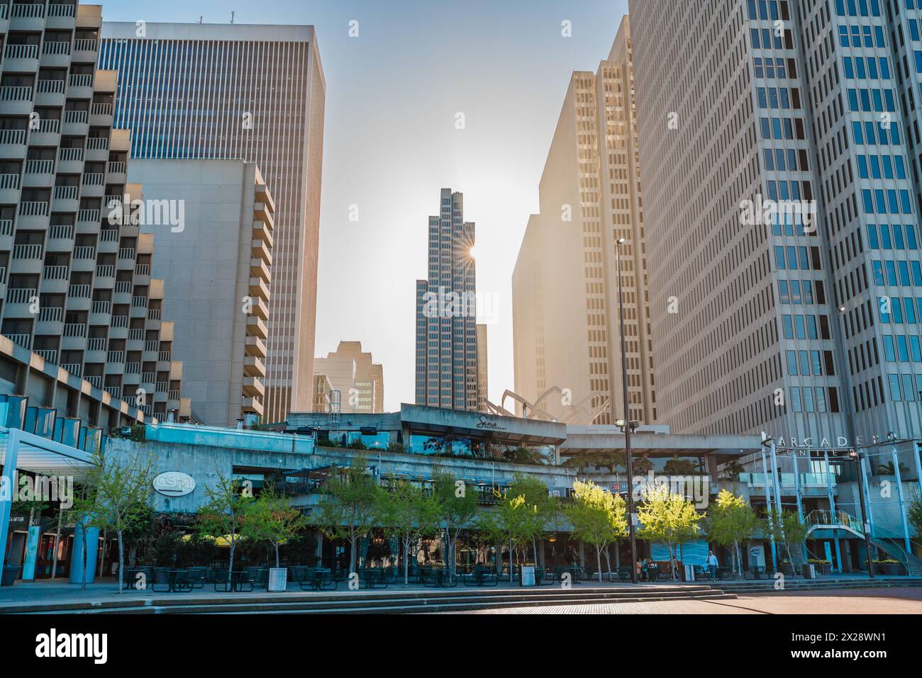 San Francisco, Californie, 8 avril 2024. La lumière du soleil se répand entre les gratte-ciels modernes dans un cadre urbain du centre-ville. Banque D'Images