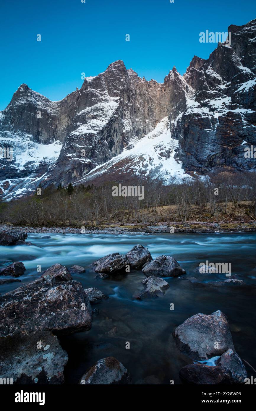 Paysage de montagne spectaculaire à l'aube avec le mur de Troll, Trolltindene et la rivière Rauma, dans la vallée de Romsdalen, Møre og Romsdal, Norvège, Scandinavie. Banque D'Images