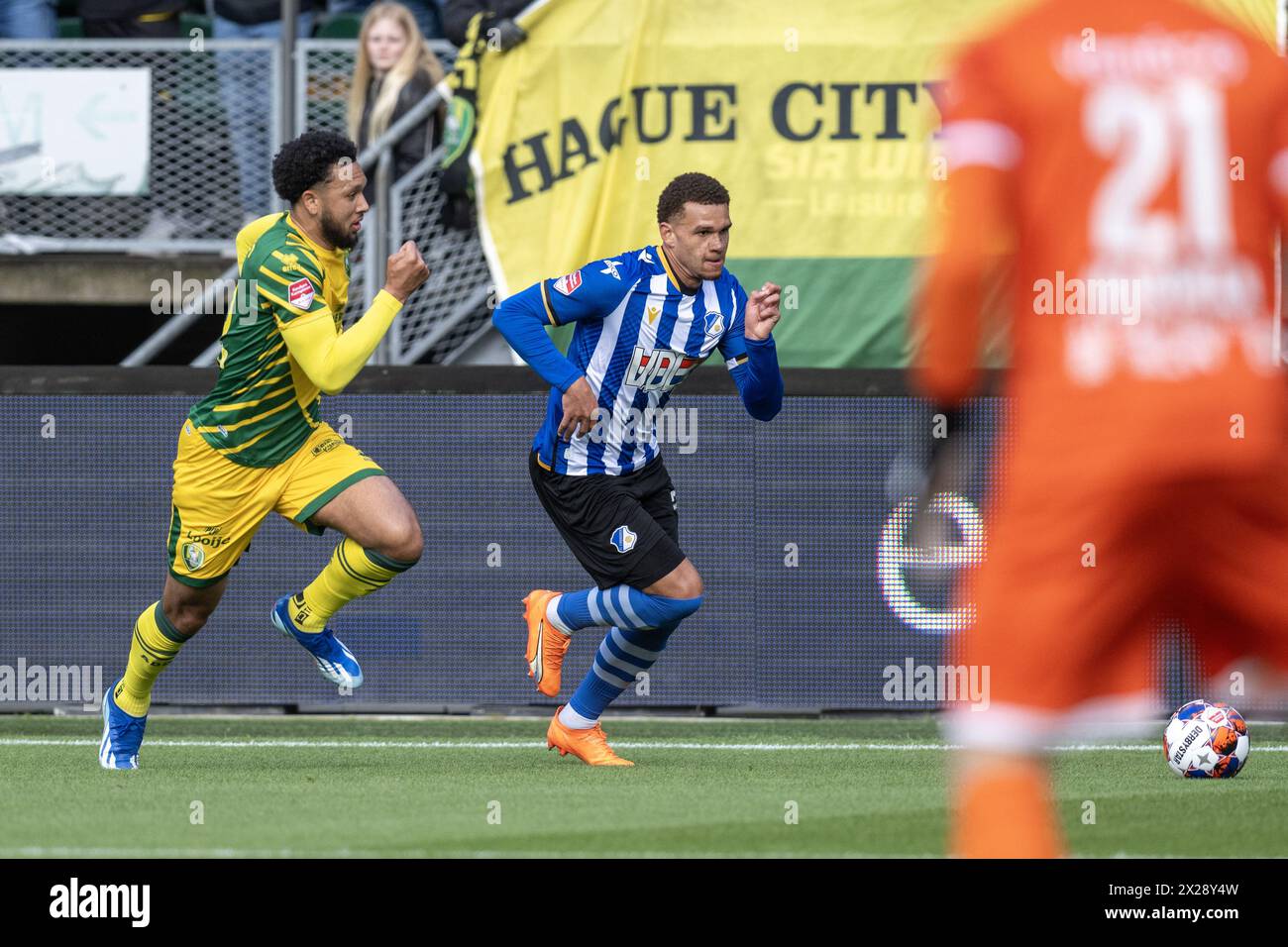 Den Haag, pays-Bas. 21 avril 2024. DEN HAAG, 20-04-2024, Bingoal Stadium, Dutch Keukenkampioendivisie, saison de football 2023/2024. ADO - FC Eindhoven. Le joueur du FC Eindhoven Justin Ogenia poursuivi par le joueur d'ADO Gylermo Siereveld pendant le match ADO - FC Eindhoven crédit : Pro Shots/Alamy Live News Banque D'Images