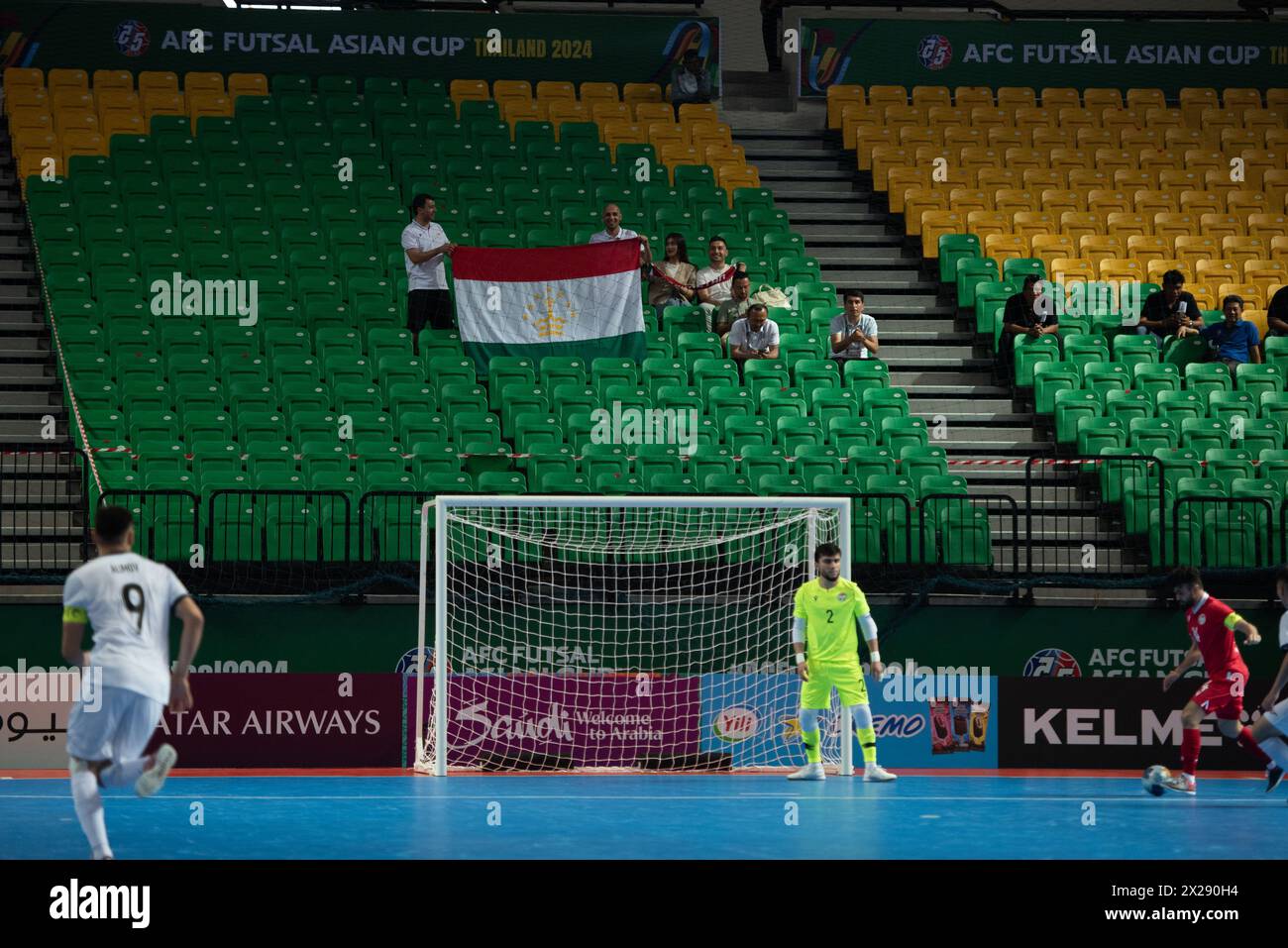 Bangkok, Thaïlande. 20 avril 2024. Tadjikistan cheerleaders sur amphithéâtre soutenant leurs équipes nationales pendant le match de l'AFC Futsal Asian Cup Thailand 2024 Groupe C équipes de la République kirghize et du Tadjikistan, le 20 avril 2024 au Bangkok Arena Indoor Stadium, Nong Chok District. (Crédit image : © Teera Noisakran/Pacific Press via ZUMA Press Wire) USAGE ÉDITORIAL SEULEMENT! Non destiné à UN USAGE commercial ! Banque D'Images