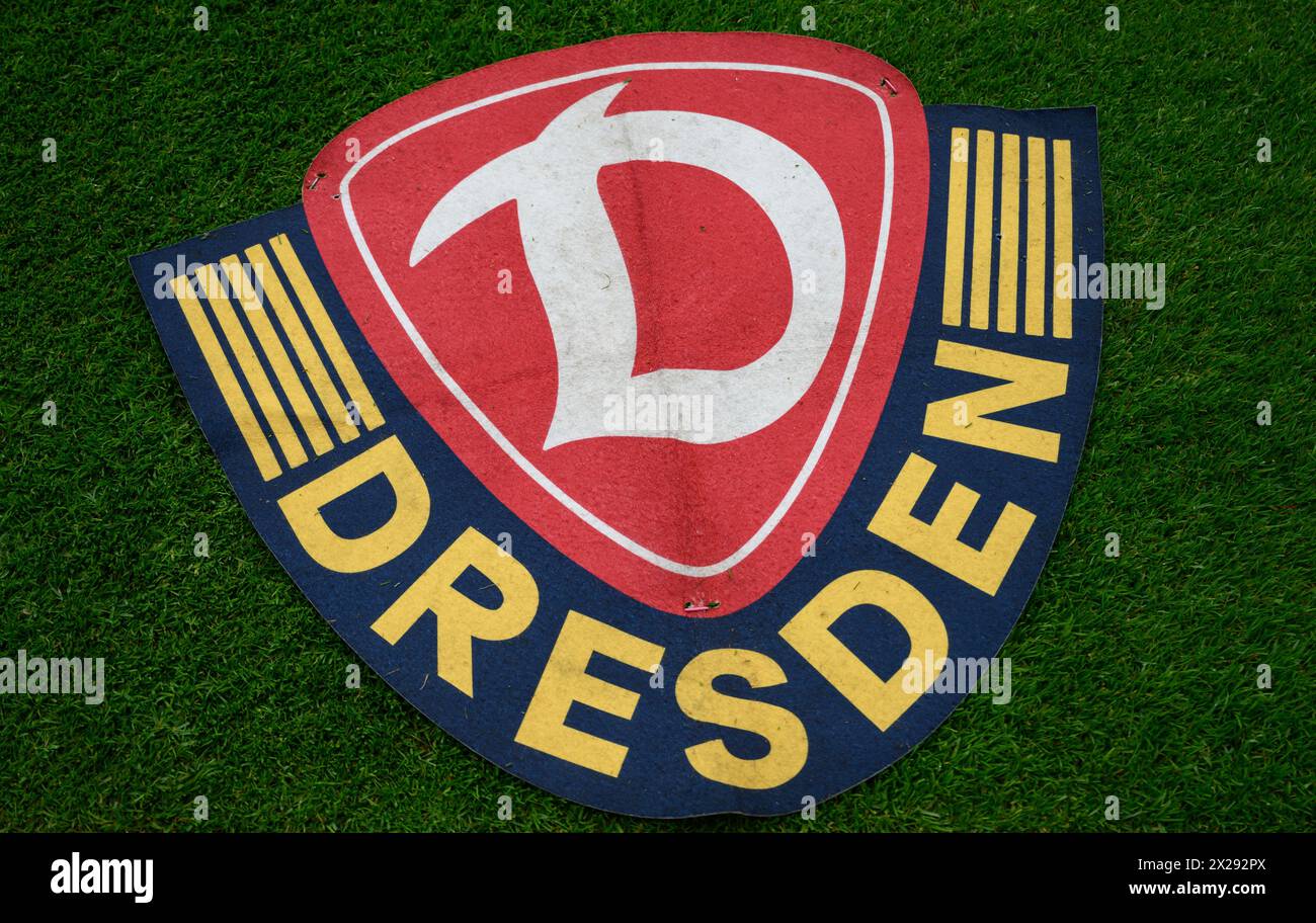 Dresde, Allemagne. 20 avril 2024. Football : 3ème division, SG Dynamo Dresden - Viktoria Köln, Journée 34, Rudolf-Harbig-Stadion. Un logo Dynamo se trouve sur le terrain. Crédit : Robert Michael/dpa/Alamy Live News Banque D'Images