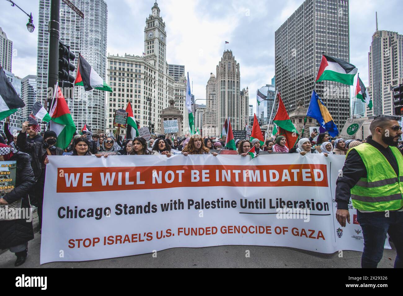 Chicago, États-Unis, 20 avril 2024, les manifestants pro-Palestine tiennent une bannière déclarant que Chicago se tient aux côtés de la Palestine alors qu'ils défilent dans les rues du centre-ville de Chicago pour protester contre l'occupation israélienne de Gaza, pour Joe Biden de mettre fin au financement américain d'Israël, et appeler à un cessez-le-feu, Credit : David Jank/Alamy Live News Banque D'Images