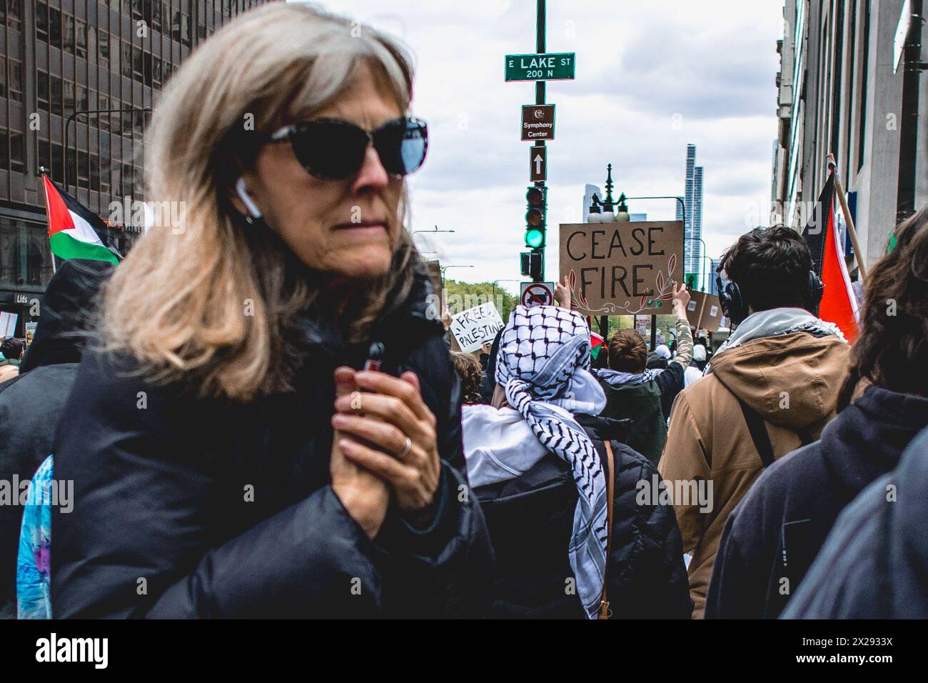 Chicago, États-Unis, 20 avril 2024, une femme plus âgée est prise dans la foule de manifestants pro-Palestine alors qu'ils défilent dans les rues du centre-ville de Chicago pour protester contre l'occupation israélienne de Gaza, pour que Joe Biden mette fin au financement américain d'Israël, et appelle à un cessez-le-feu, crédit : David Jank/Alamy Live News Banque D'Images