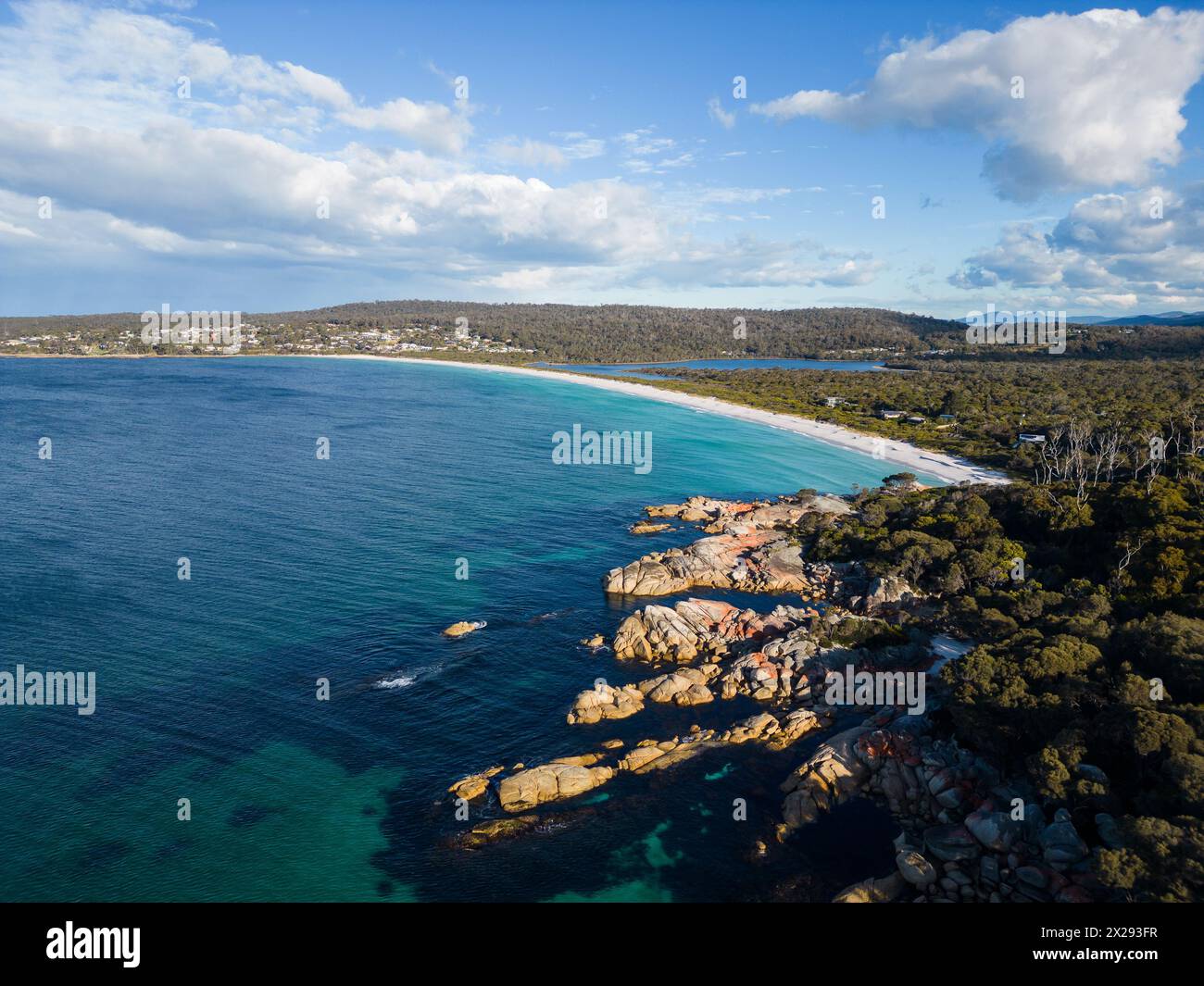 St Helens, Australie : vue aérienne spectaculaire de la magnifique côte de Bay of Fires avec plage de sable blanc en Tasmanie en Australie Banque D'Images